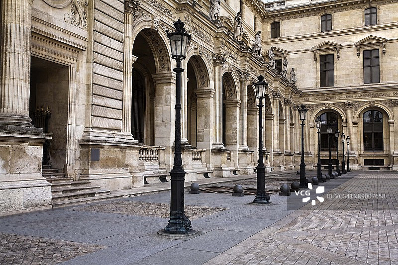 法国巴黎卢浮宫博物馆的庭院图片素材