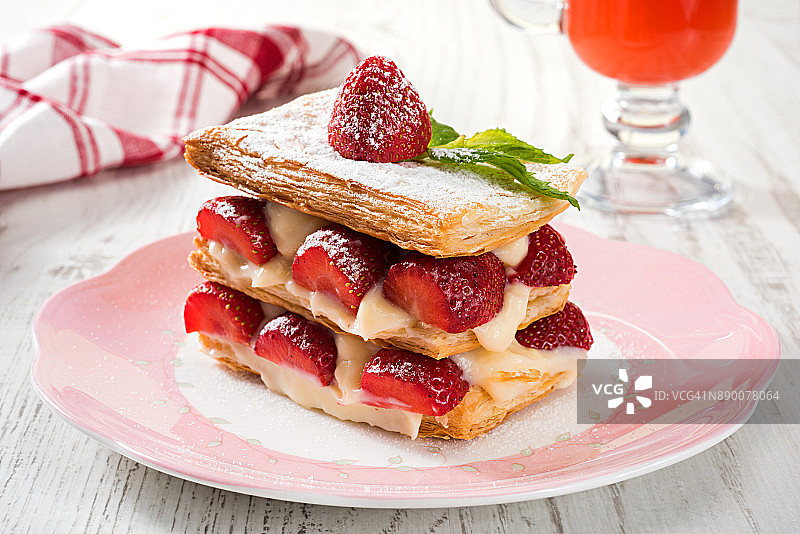 草莓千层酥图片素材