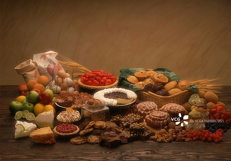 混合烘焙食品与新鲜食材图片素材