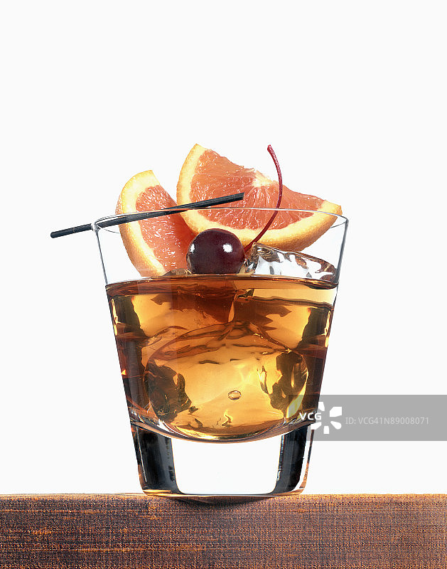 加水果的冰镇苏格兰威士忌图片素材