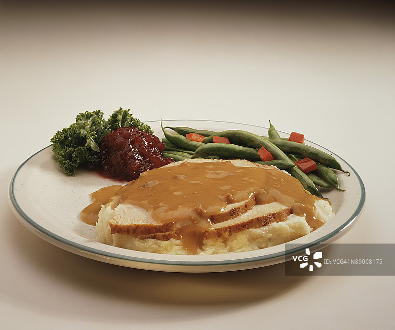 火鸡肉配土豆泥和蔬菜图片素材