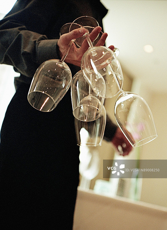 服务员端着葡萄酒杯图片素材