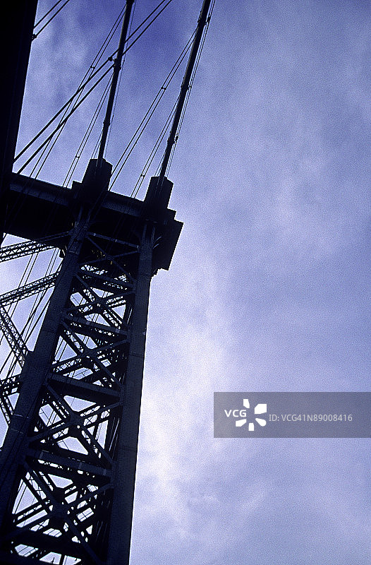 剪影中悬索桥的低角度景观图片素材