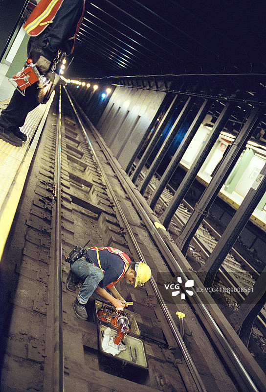 工人修理地铁轨道图片素材