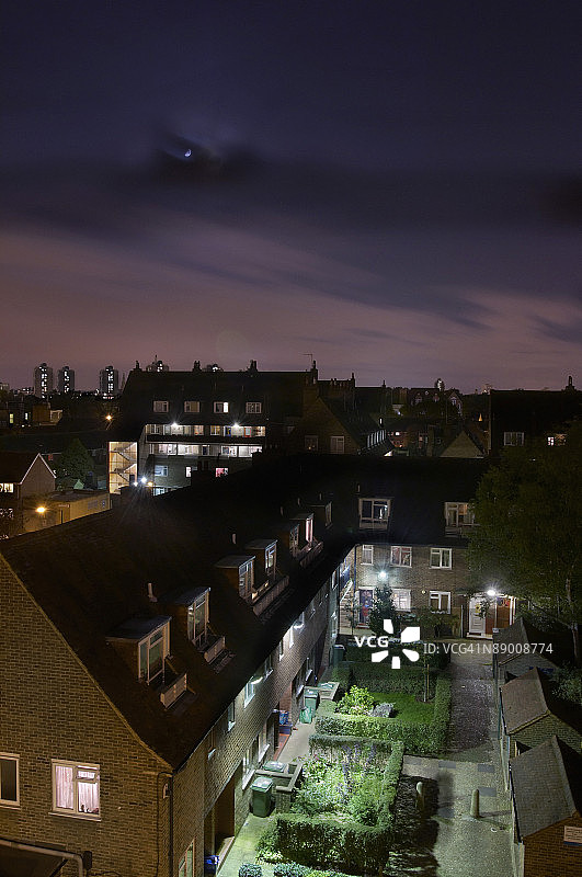 夜晚的郊区图片素材