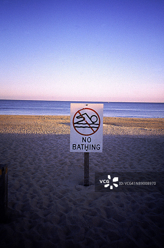 设有禁止游泳标志的海滩图片素材