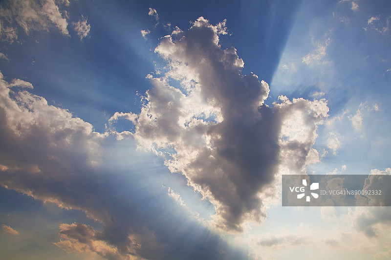 穿过云层的日落光芒图片素材