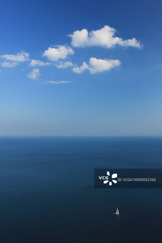 蓝天下航行于海上的帆船图片素材