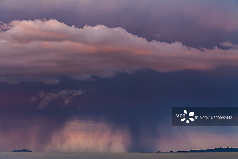 湖面日落时的雨云图片素材