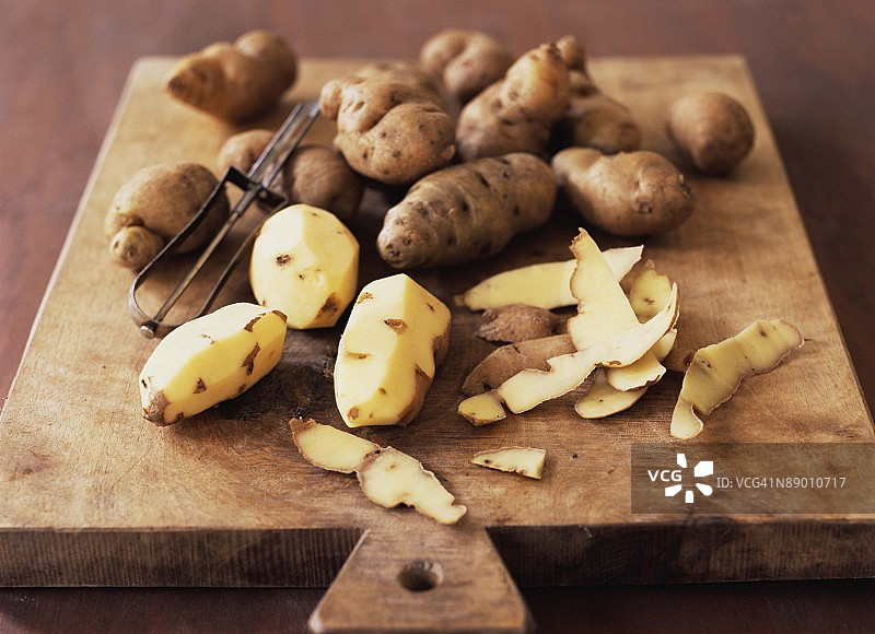 用削皮器削土豆图片素材