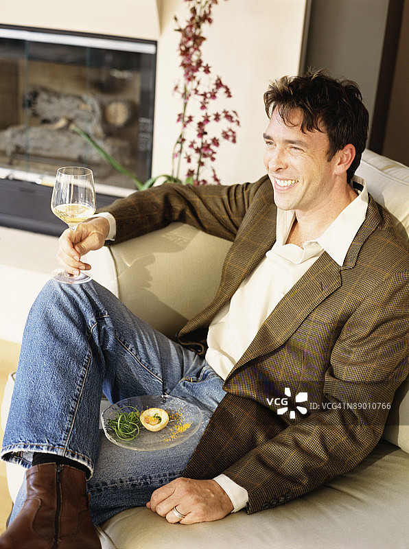 微笑的男人手持一杯葡萄酒图片素材