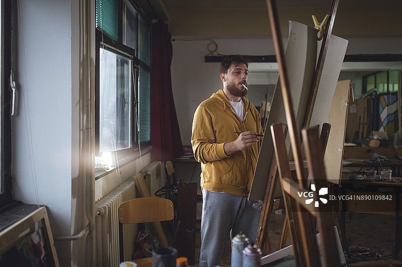 在工作室里绘画的男人图片素材
