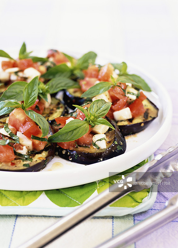 烤茄子配番茄、罗勒和马苏里拉奶酪图片素材