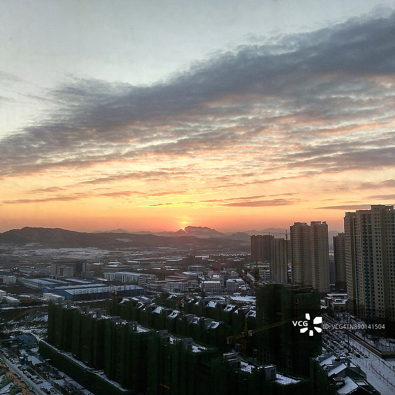 中国东北鞍山市的冬季日出图片素材