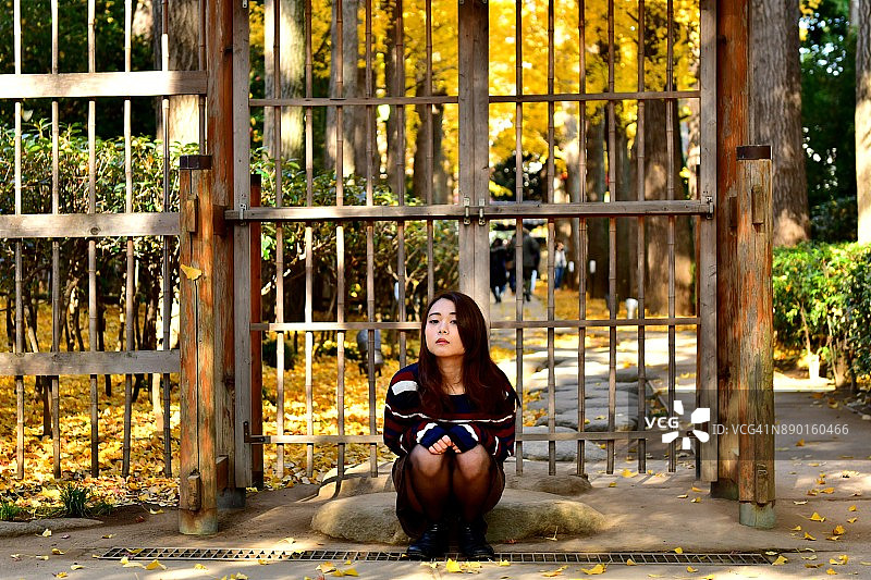 在东京大田黑公园跳跃旋转的年轻日本女人图片素材