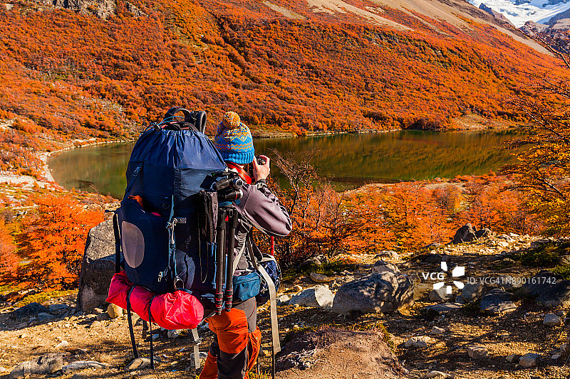 在山脉背景下的持相机游客：阿根廷巴塔哥尼亚图片素材