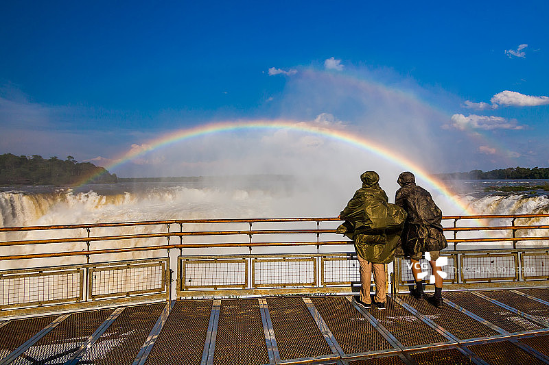 伊瓜苏瀑布的旅行者：彩虹和瀑布景观，阿根廷图片素材