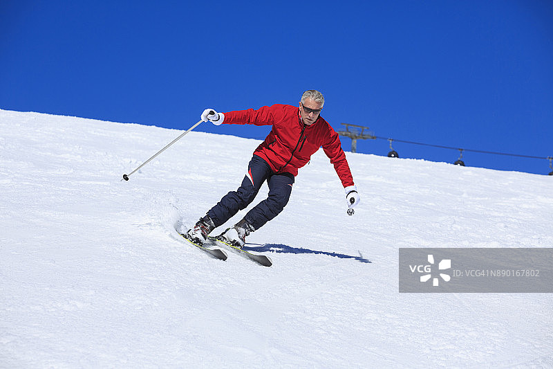 业余冬季运动：阿尔卑斯山滑雪。滑雪者在阳光明媚的滑雪胜地滑雪。意大利南蒂罗尔多洛米蒂山脉的 Kronplatz 雪景。图片素材