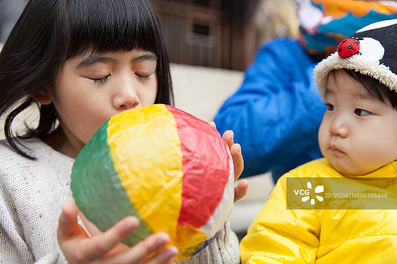 玩纸气球的女孩图片素材