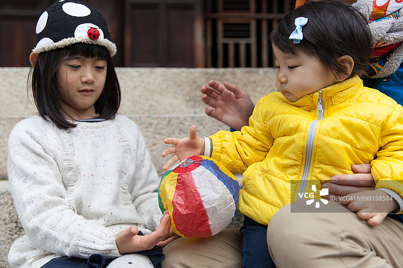 玩纸气球的女孩图片素材