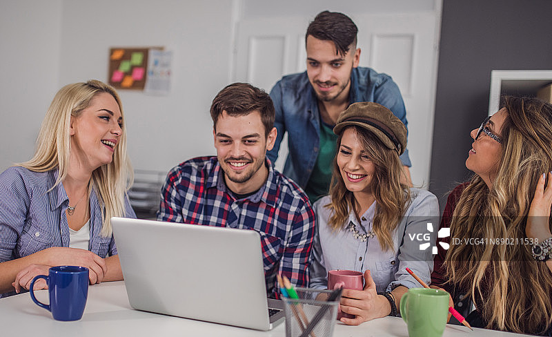 一起学习的好朋友图片素材