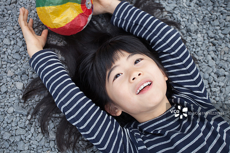 玩纸气球的女孩图片素材
