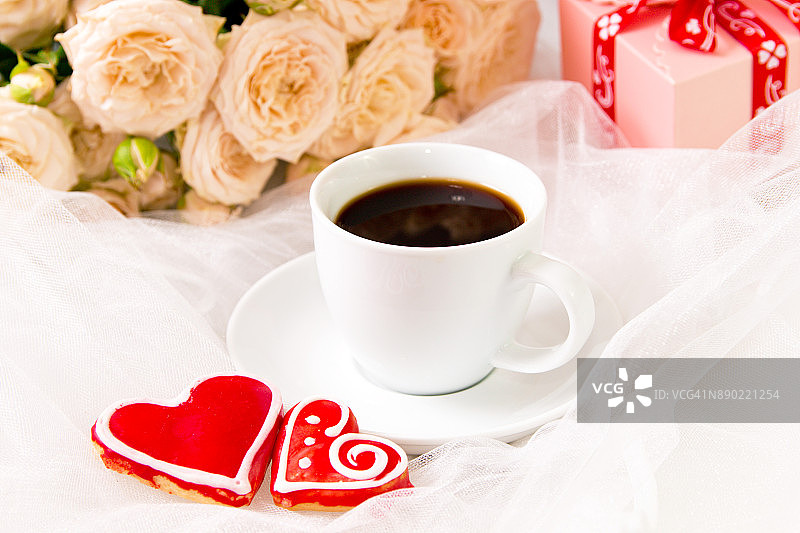情人节婚礼：咖啡和姜饼心，玫瑰背景图片素材