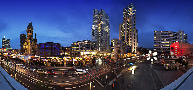 蓝色时分的布赖特施德广场圣诞市场全景——柏林天际线（德国）图片素材