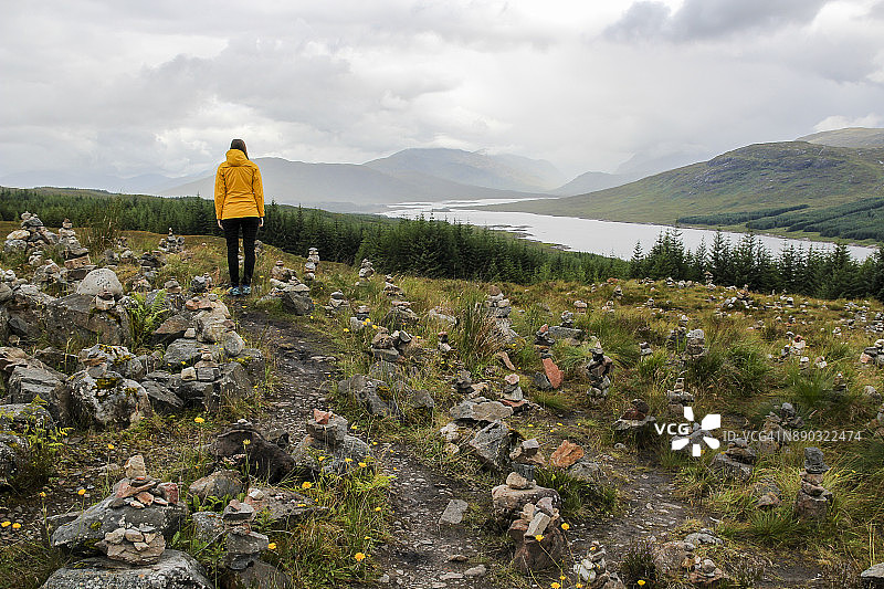 在苏格兰洛赫洛恩湖的石冢田野里的女孩图片素材