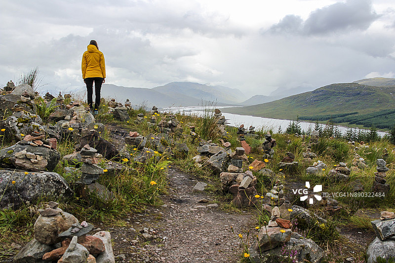 在苏格兰洛赫洛恩湖的石冢田野里的女孩图片素材