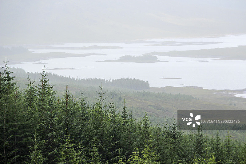 苏格兰雨天时的洛伊恩湖景色图片素材