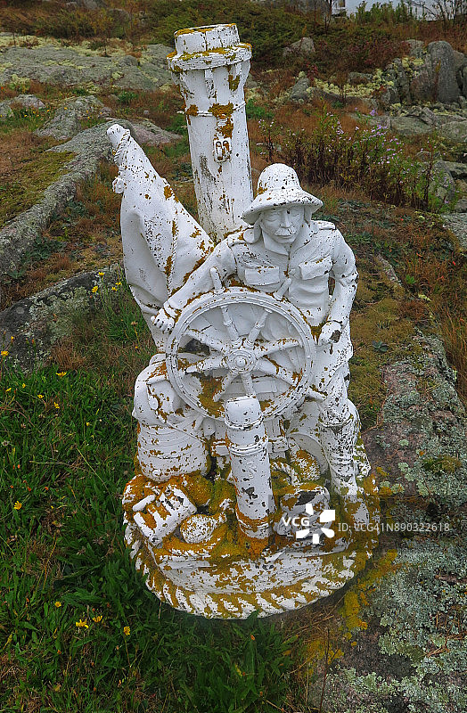 岩石上的渔民雕像图片素材