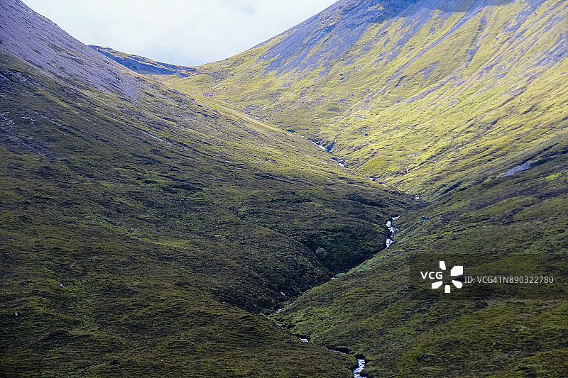 苏格兰红色丘陵山脉的河流图片素材