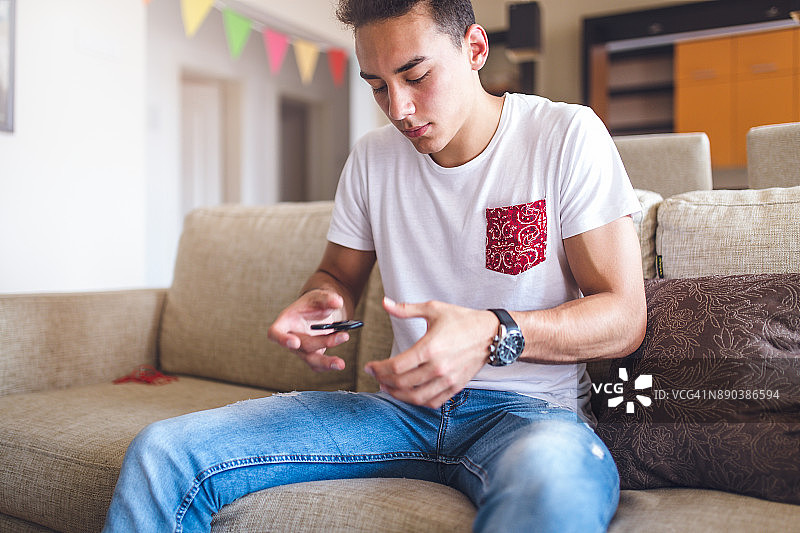 年轻男人玩指尖陀螺图片素材