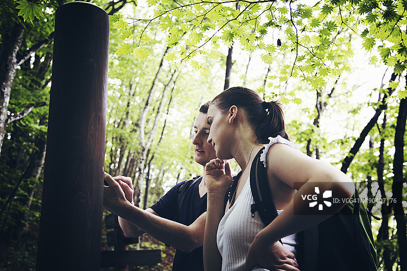 情侣在山中查看地图图片素材