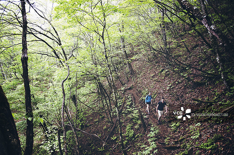 情侣在山中徒步图片素材