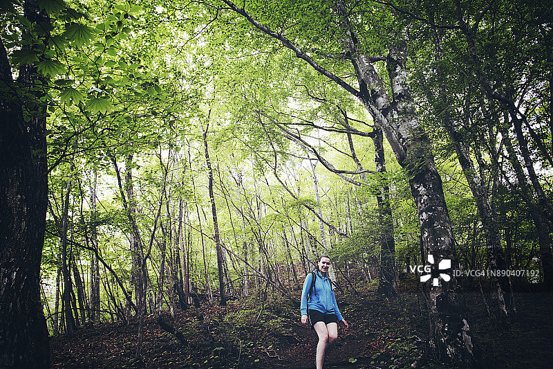 在山中徒步的女人图片素材