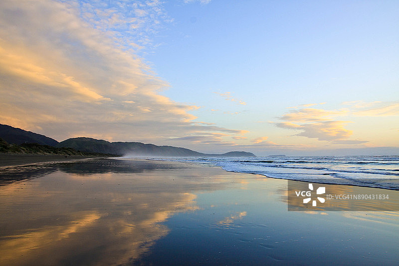 新西兰卡皮蒂海岸帕拉帕拉乌姆海滩的日落云彩倒影图片素材