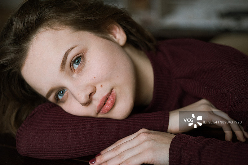 年轻白人女性肖像特写图片素材