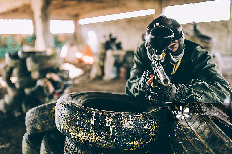 保持姿势的男人图片素材