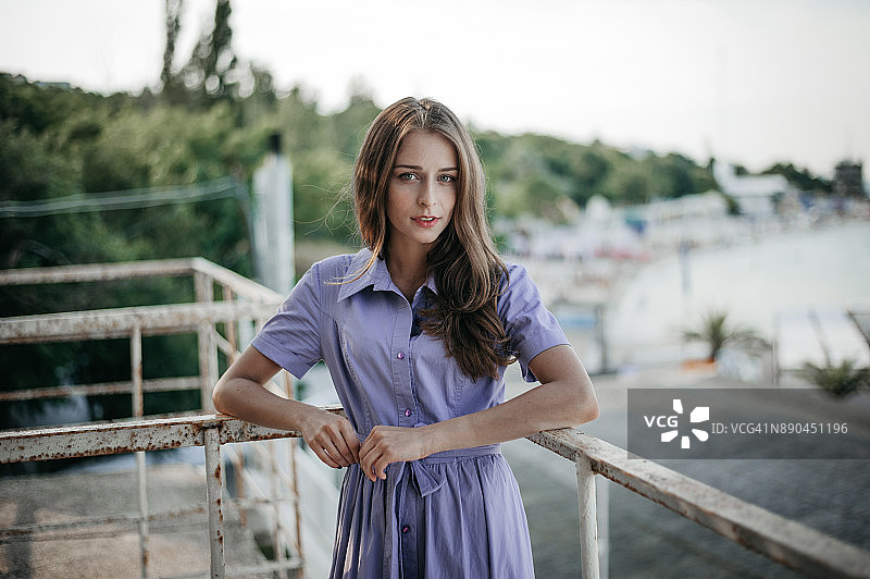 年轻女人在海滩附近休息图片素材