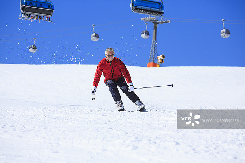 业余冬季运动：阿尔卑斯山滑雪。滑雪者在阳光明媚的滑雪胜地滑雪。意大利南蒂罗尔多洛米蒂山脉的 Kronplatz 雪景。图片素材