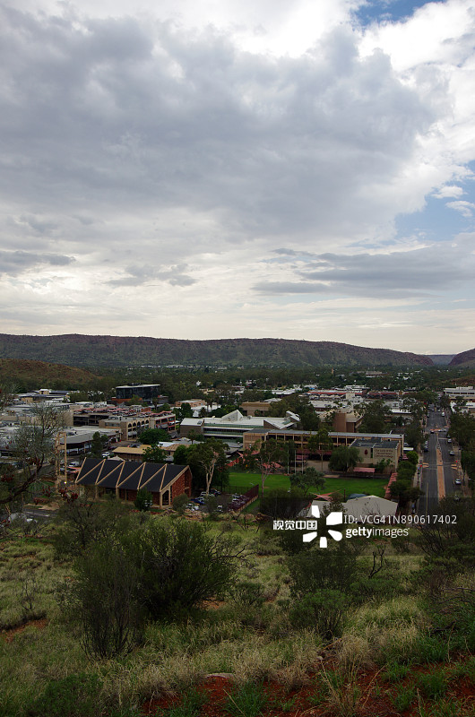 从安扎克山顶俯瞰澳大利亚北领地爱丽丝泉镇图片素材