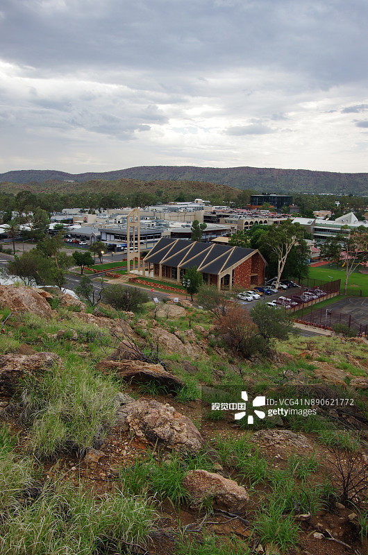 从安扎克山顶俯瞰澳大利亚北领地爱丽丝泉镇图片素材