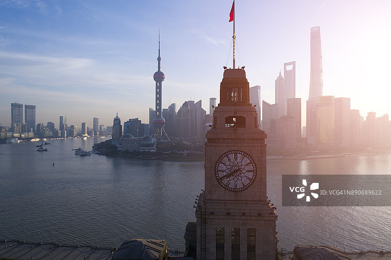 上海早晨，从外滩钟楼俯瞰图片素材