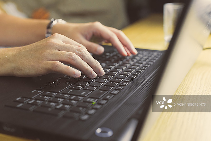 使用笔记本电脑的女人图片素材