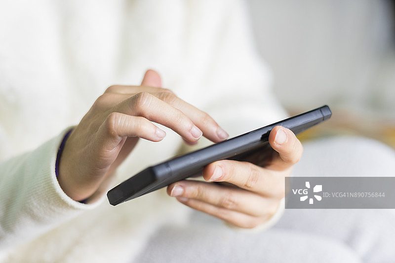 少女使用智能手机图片素材