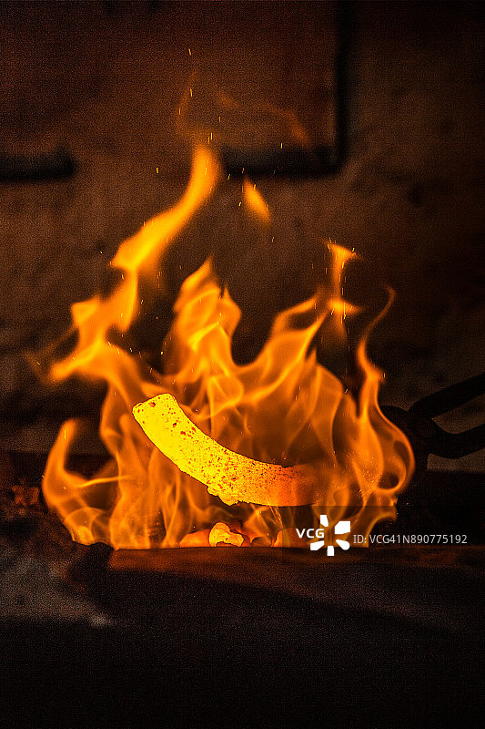 锻造车间对钢铁进行热处理图片素材