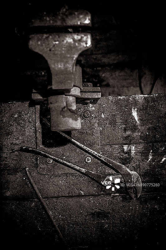 工作台上虎钳和锁钳的黑白照片图片素材