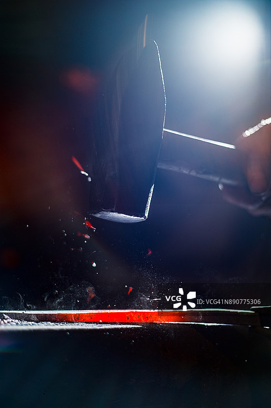 锤子塑造发光刀刃特写图片素材